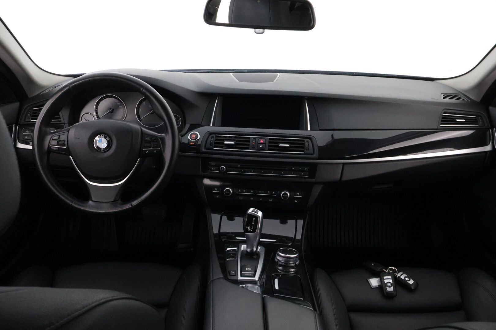 BMW 520 2017 F11 Touring 520d A Business* Webasto / Nahkasisusta / Vetokoukku / Prof.navi / Sähköluukku / Ratinlämmitin * - Webasto / Ei adblue! / Prof. Navi / Sporttinahat / Koukku