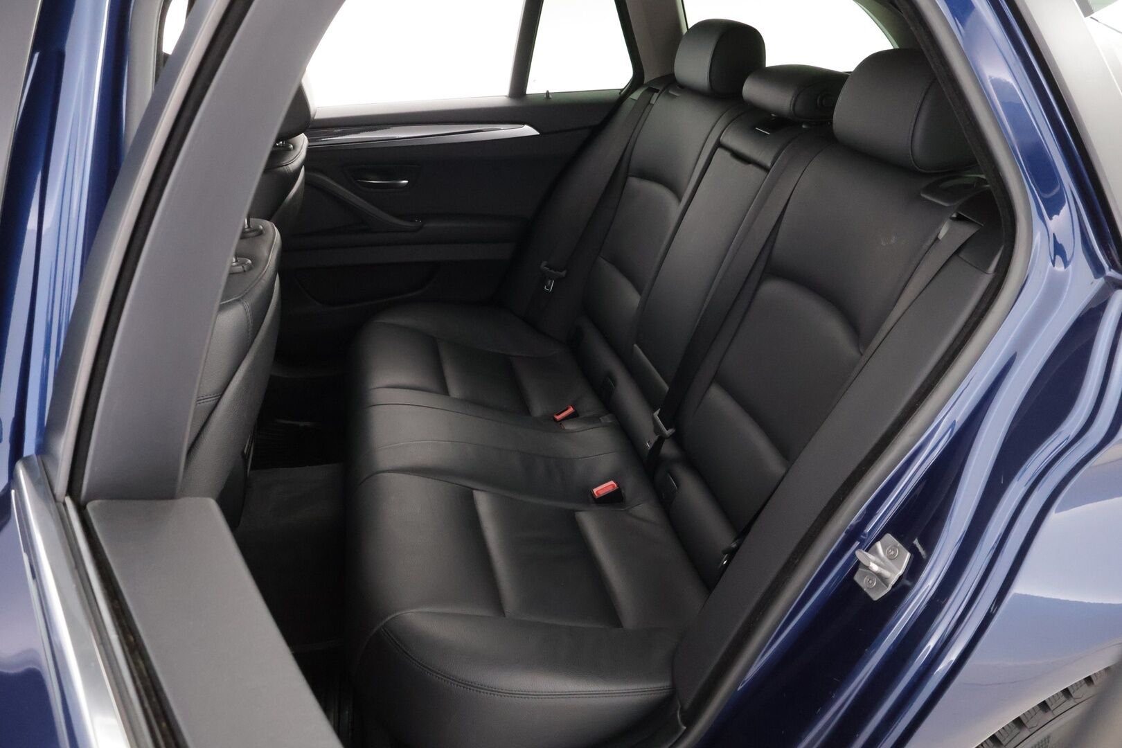 BMW 520 2017 F11 Touring 520d A Business* Webasto / Nahkasisusta / Vetokoukku / Prof.navi / Sähköluukku / Ratinlämmitin * - Webasto / Ei adblue! / Prof. Navi / Sporttinahat / Koukku