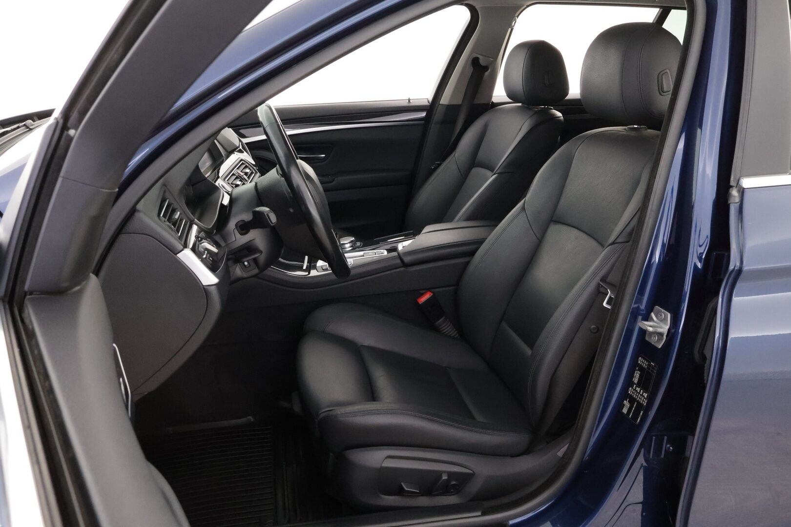 BMW 520 2017 F11 Touring 520d A Business* Webasto / Nahkasisusta / Vetokoukku / Prof.navi / Sähköluukku / Ratinlämmitin * - Webasto / Ei adblue! / Prof. Navi / Sporttinahat / Koukku