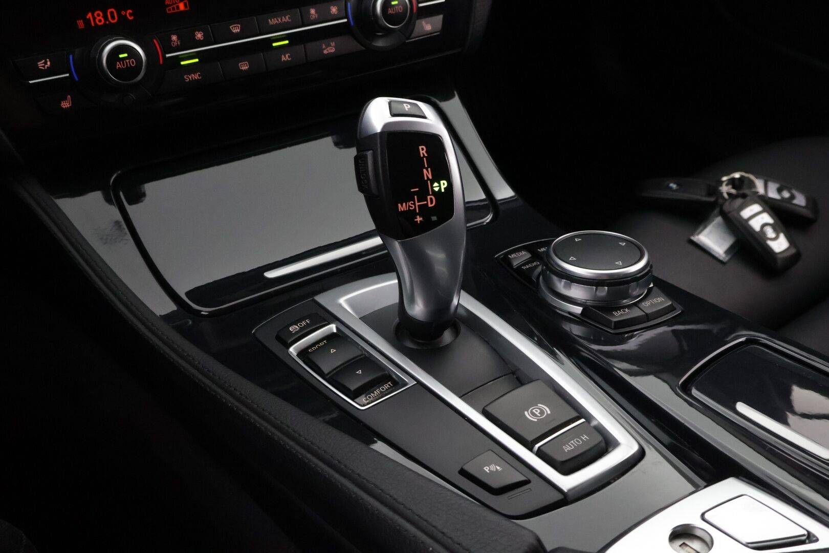 BMW 520 2017 F11 Touring 520d A Business* Webasto / Nahkasisusta / Vetokoukku / Prof.navi / Sähköluukku / Ratinlämmitin * - Webasto / Ei adblue! / Prof. Navi / Sporttinahat / Koukku
