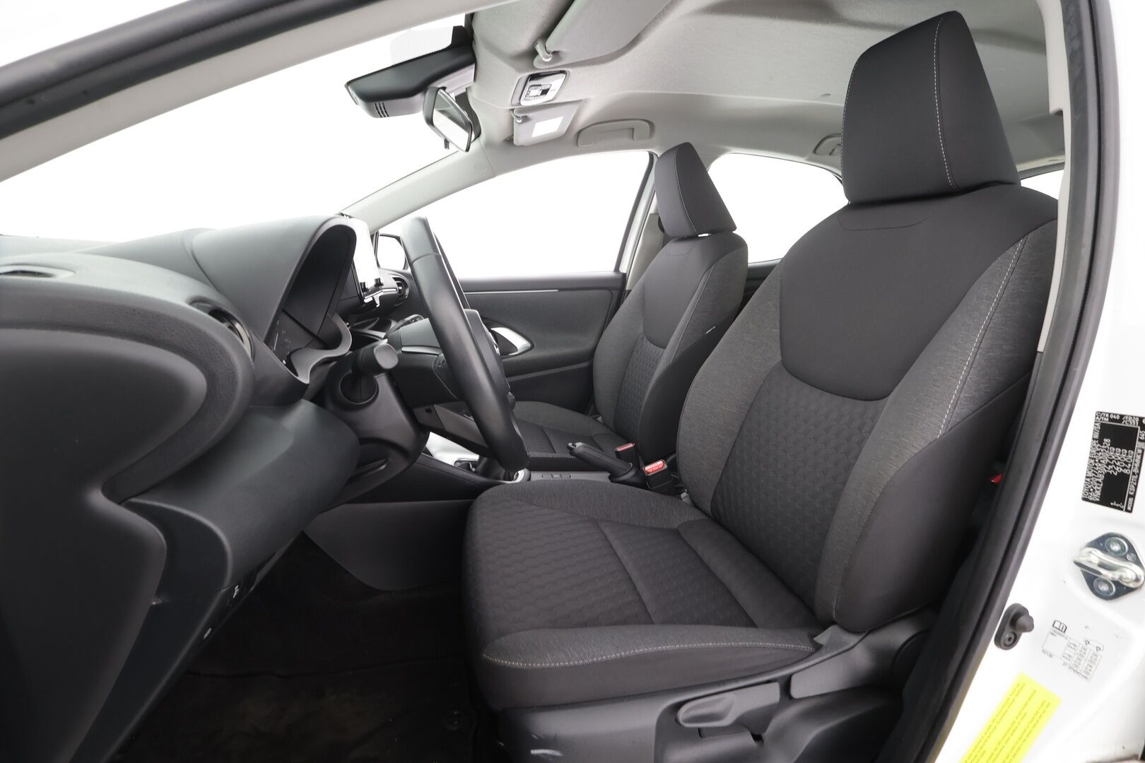 Toyota Yaris 2020 1,0 VVT-i Life * ACC / LED / Kaistavahti / Apple&Android / Ilmastointi * - 1.om Suomi-auto / Kahdet renkaat 