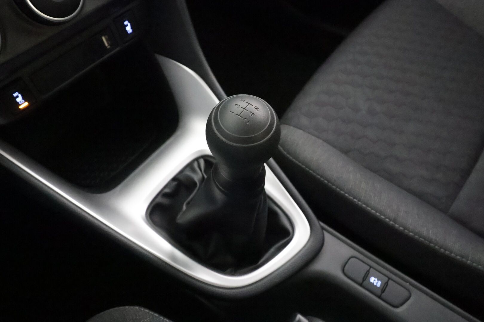 Toyota Yaris 2020 1,0 VVT-i Life * ACC / LED / Kaistavahti / Apple&Android / Ilmastointi * - 1.om Suomi-auto / Kahdet renkaat 