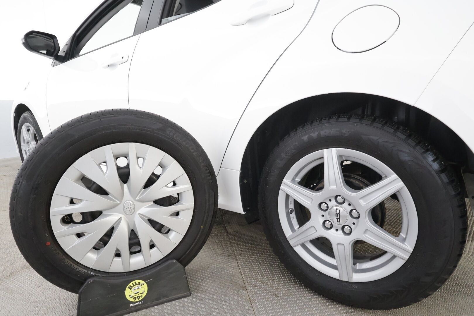 Toyota Yaris 2020 1,0 VVT-i Life * ACC / LED / Kaistavahti / Apple&Android / Ilmastointi * - 1.om Suomi-auto / Kahdet renkaat 