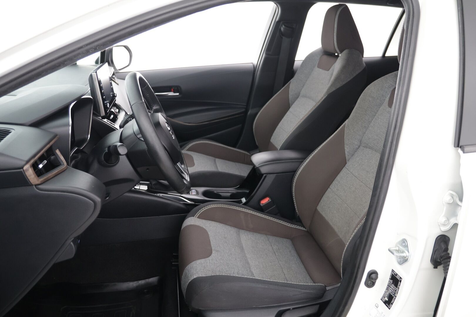 Toyota Corolla 2021 Touring Sports 1,8 Hybrid TREK / Kamera / 2x renkaat / Ratinlämmitin /Tutkat - Kamera / Ratinlämmitin / Lohko+sisäpistoke / 2x renkaat