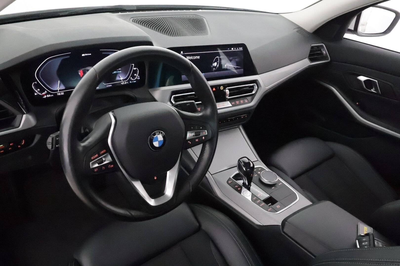 BMW 330 2021 G20 Sedan 330e xDrive A Charged Edition **Vakkari / P.tutkat / Sporttipenkit / Hifit / Navi / LED** - 1.Om Suomi-auto / Kahdet renkaat vanteilla / Hyvin huollettu