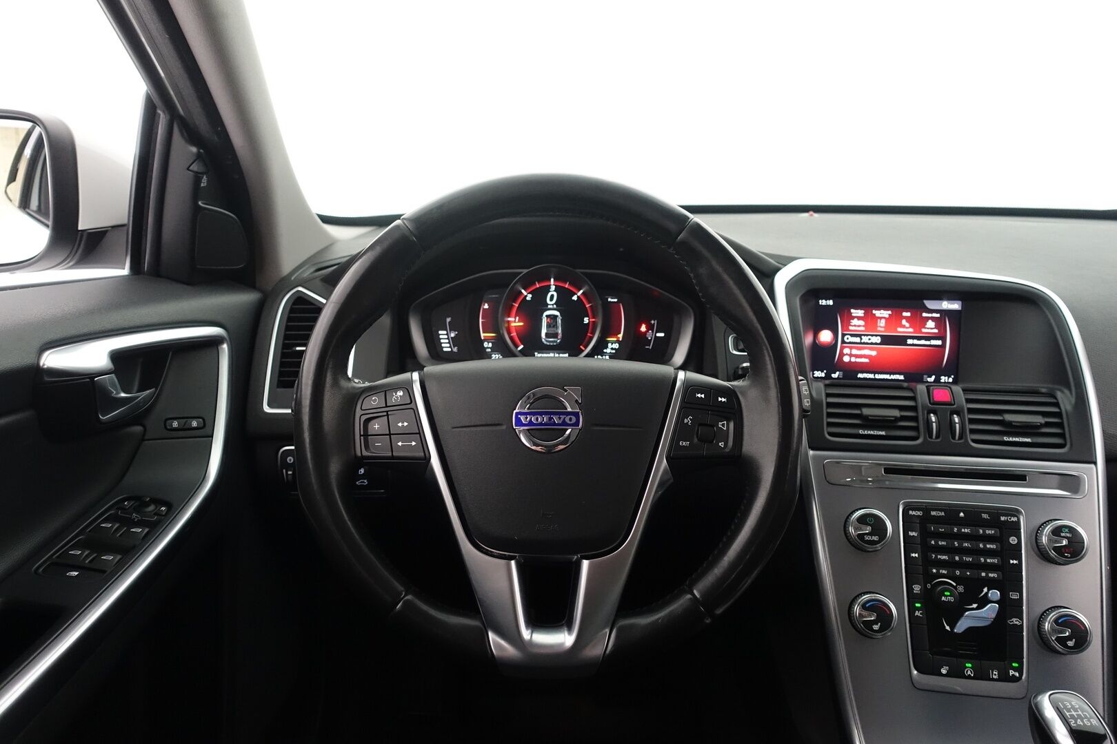 Volvo XC60 2017 D4 Momentum - | Webasto | ACC | BLIS | Koukku | Digimittaristo | Puolinahat | 2x renkaat ja vanteet |