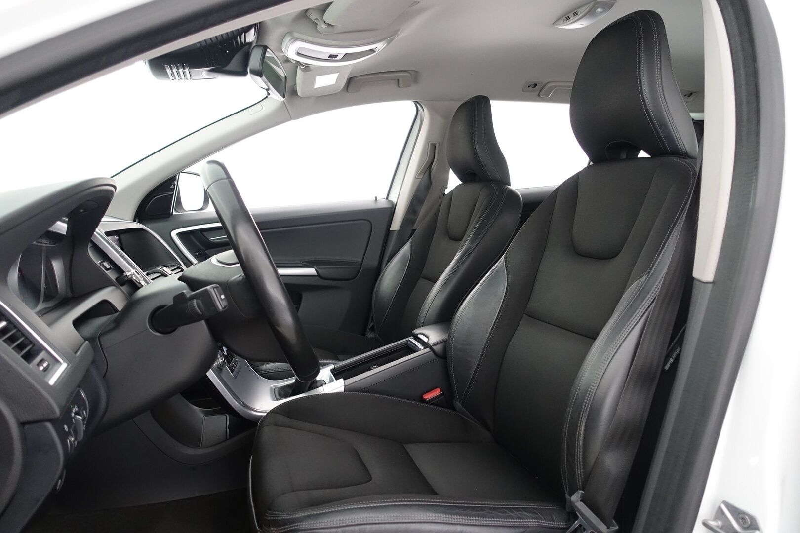 Volvo XC60 2017 D4 Momentum - | Webasto | ACC | BLIS | Koukku | Digimittaristo | Puolinahat | 2x renkaat ja vanteet |