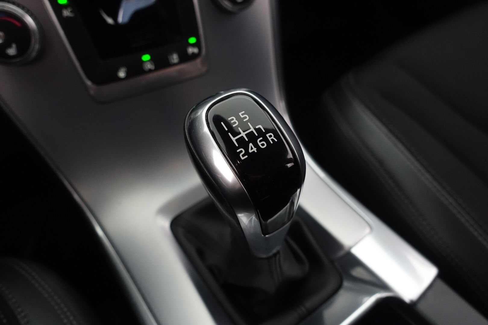 Volvo XC60 2017 D4 Momentum - | Webasto | ACC | BLIS | Koukku | Digimittaristo | Puolinahat | 2x renkaat ja vanteet |