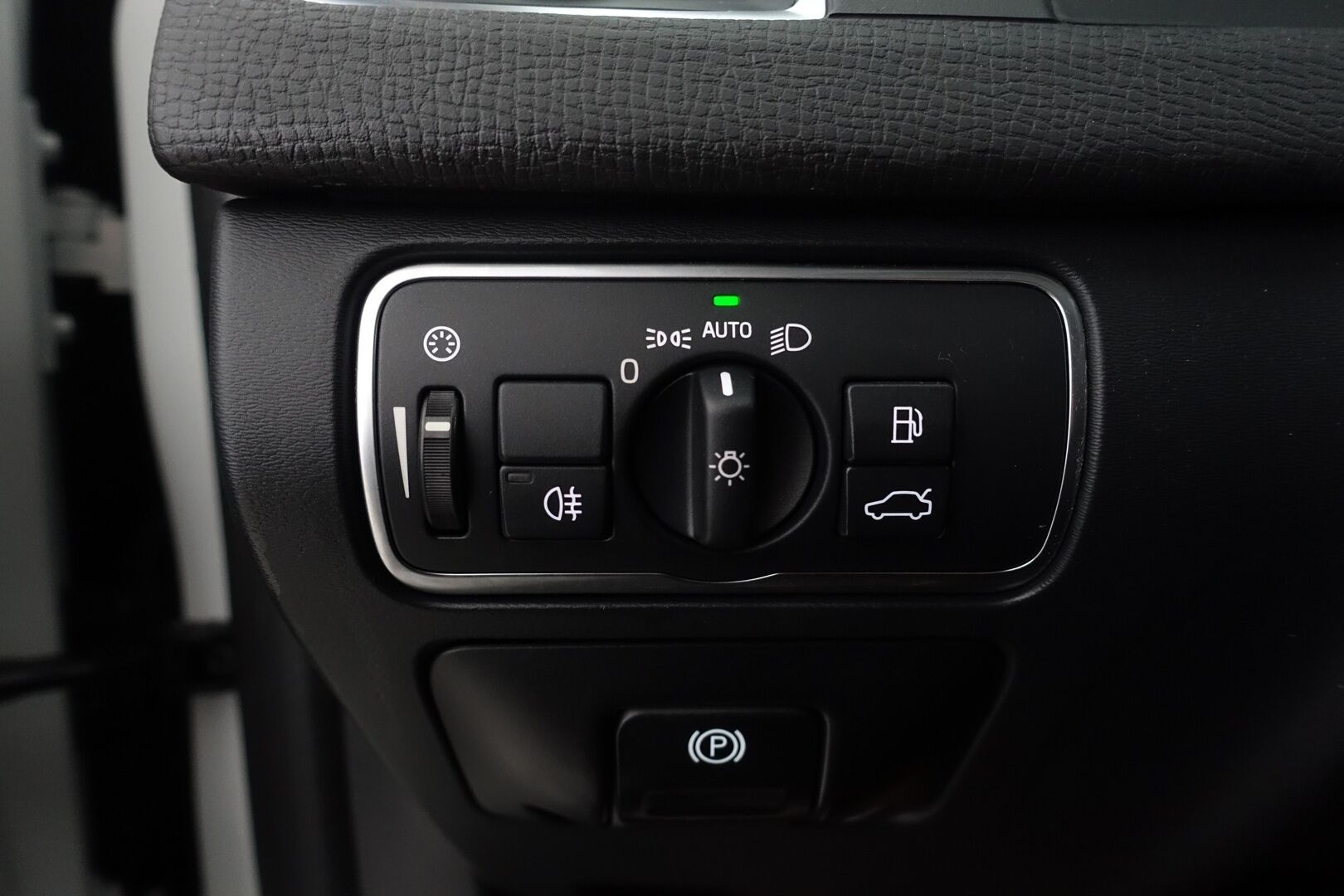 Volvo XC60 2017 D4 Momentum - | Webasto | ACC | BLIS | Koukku | Digimittaristo | Puolinahat | 2x renkaat ja vanteet |