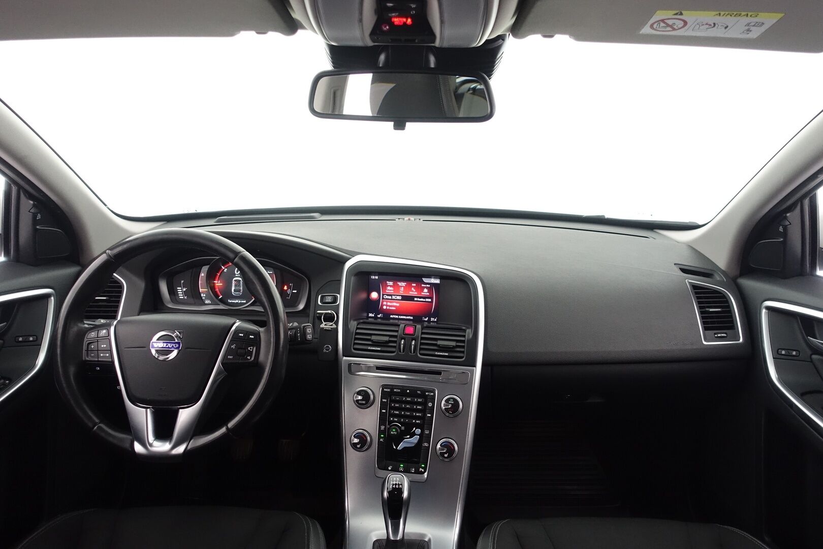 Volvo XC60 2017 D4 Momentum - | Webasto | ACC | BLIS | Koukku | Digimittaristo | Puolinahat | 2x renkaat ja vanteet |