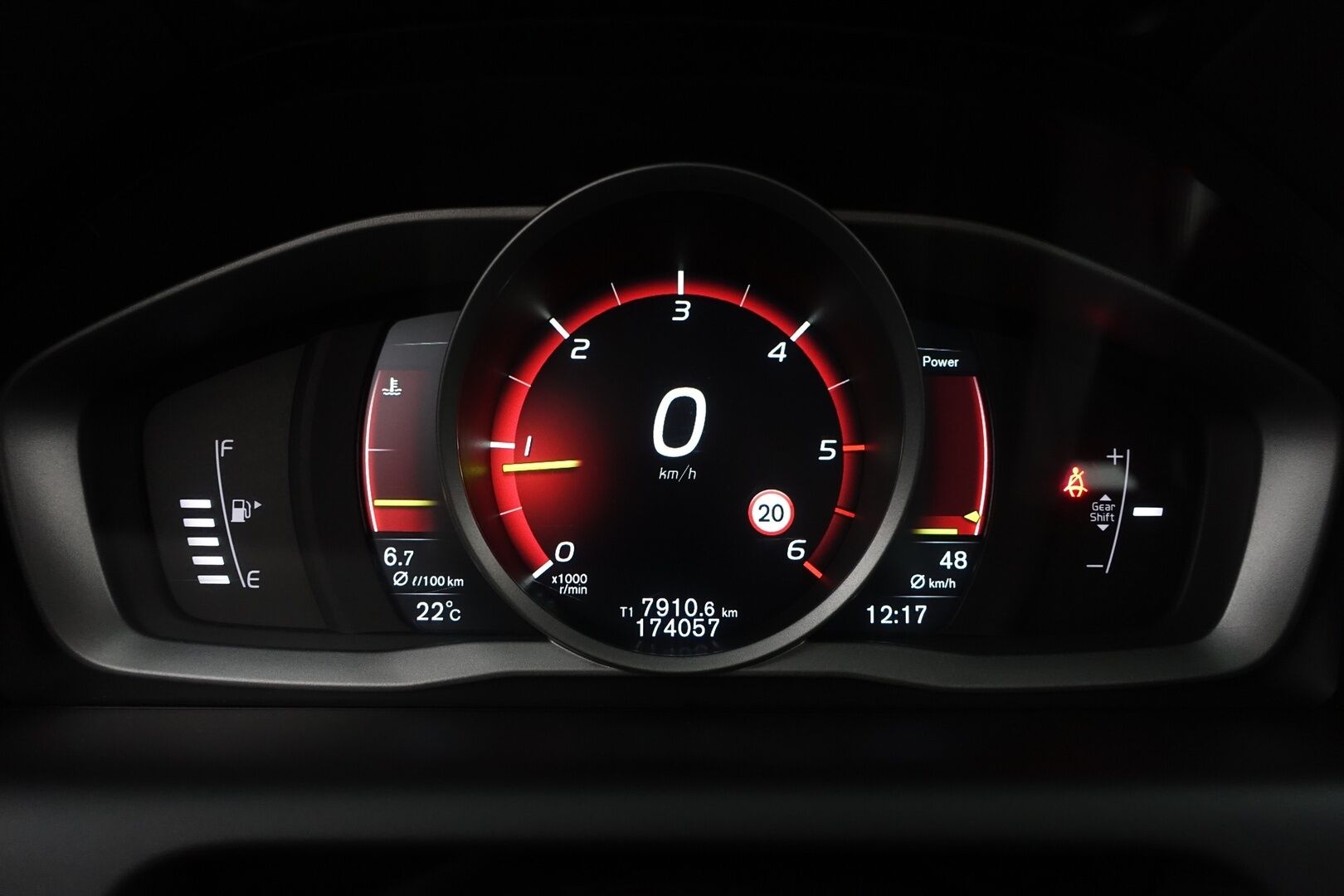 Volvo XC60 2017 D4 Momentum - | Webasto | ACC | BLIS | Koukku | Digimittaristo | Puolinahat | 2x renkaat ja vanteet |