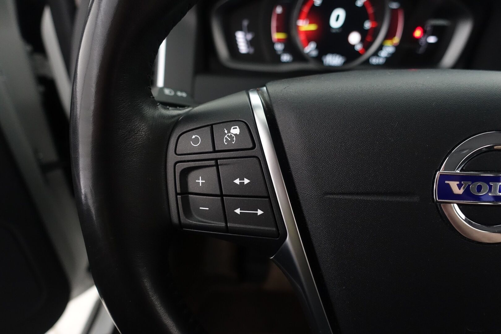 Volvo XC60 2017 D4 Momentum - | Webasto | ACC | BLIS | Koukku | Digimittaristo | Puolinahat | 2x renkaat ja vanteet |