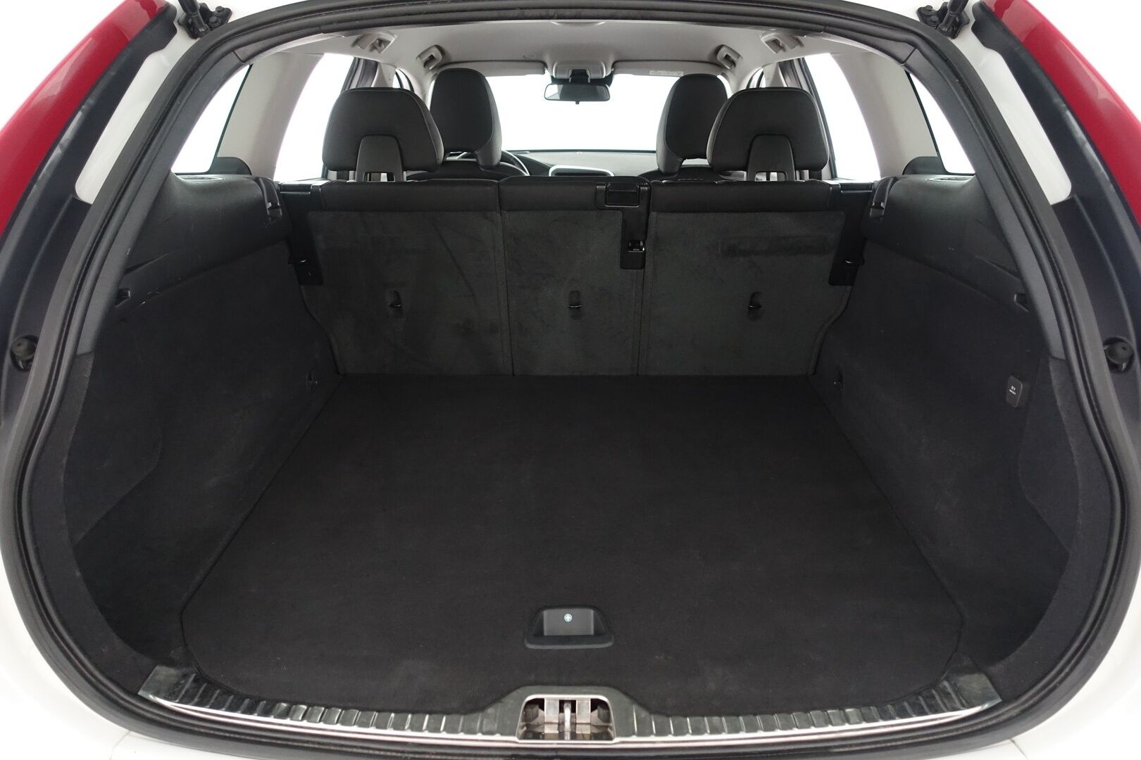 Volvo XC60 2017 D4 Momentum - | Webasto | ACC | BLIS | Koukku | Digimittaristo | Puolinahat | 2x renkaat ja vanteet |