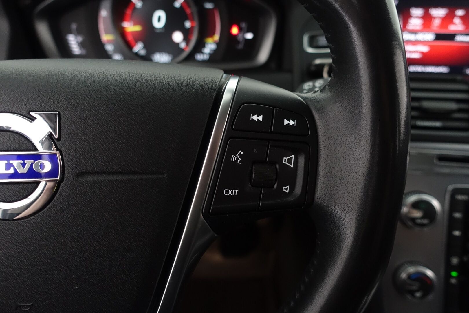 Volvo XC60 2017 D4 Momentum - | Webasto | ACC | BLIS | Koukku | Digimittaristo | Puolinahat | 2x renkaat ja vanteet |