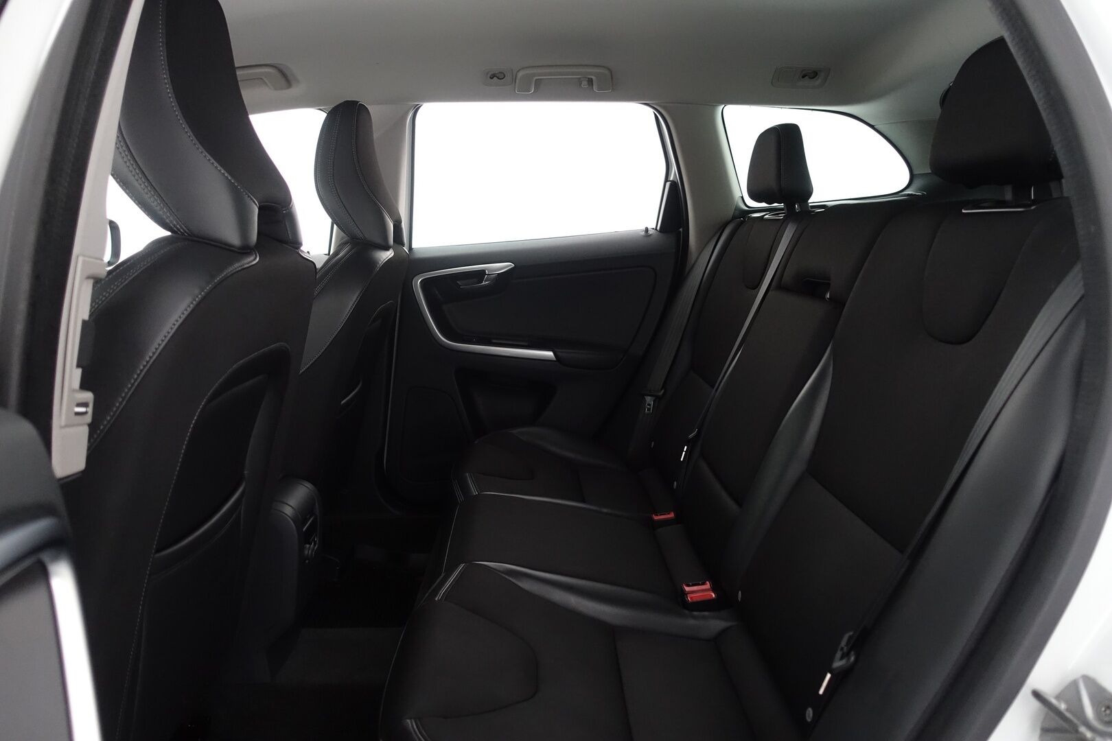 Volvo XC60 2017 D4 Momentum - | Webasto | ACC | BLIS | Koukku | Digimittaristo | Puolinahat | 2x renkaat ja vanteet |