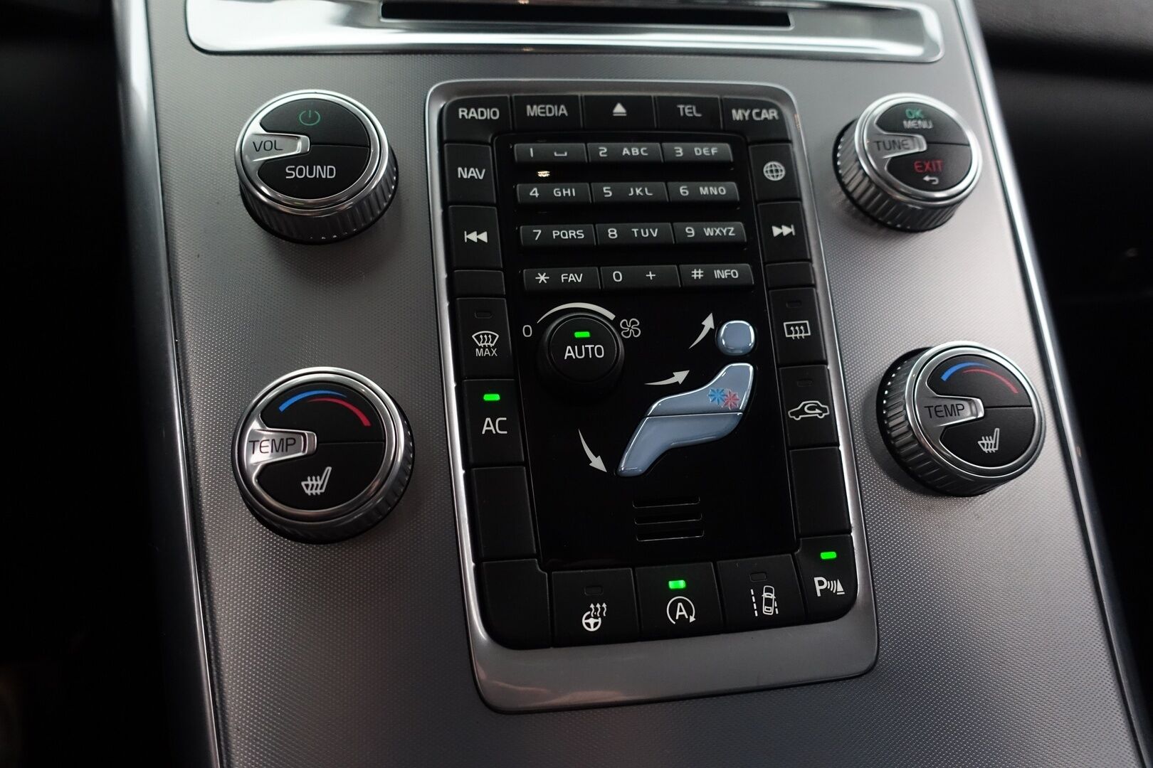Volvo XC60 2017 D4 Momentum - | Webasto | ACC | BLIS | Koukku | Digimittaristo | Puolinahat | 2x renkaat ja vanteet |