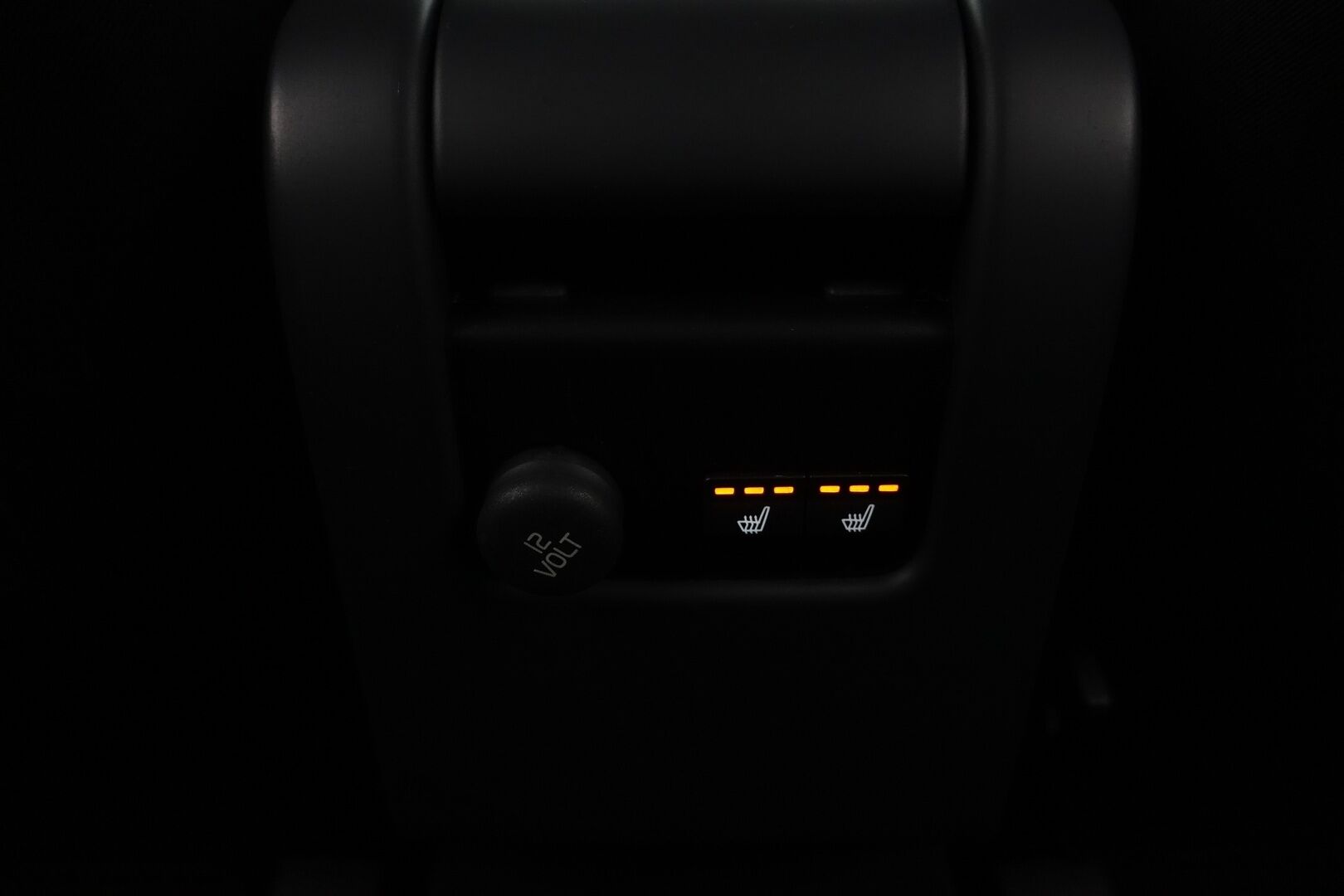 Volvo XC60 2017 D4 Momentum - | Webasto | ACC | BLIS | Koukku | Digimittaristo | Puolinahat | 2x renkaat ja vanteet |