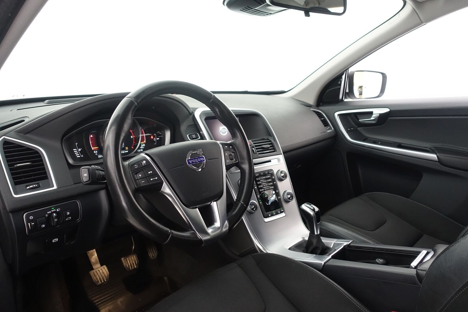 Volvo XC60 2017 D4 Momentum - | Webasto | ACC | BLIS | Koukku | Digimittaristo | Puolinahat | 2x renkaat ja vanteet |