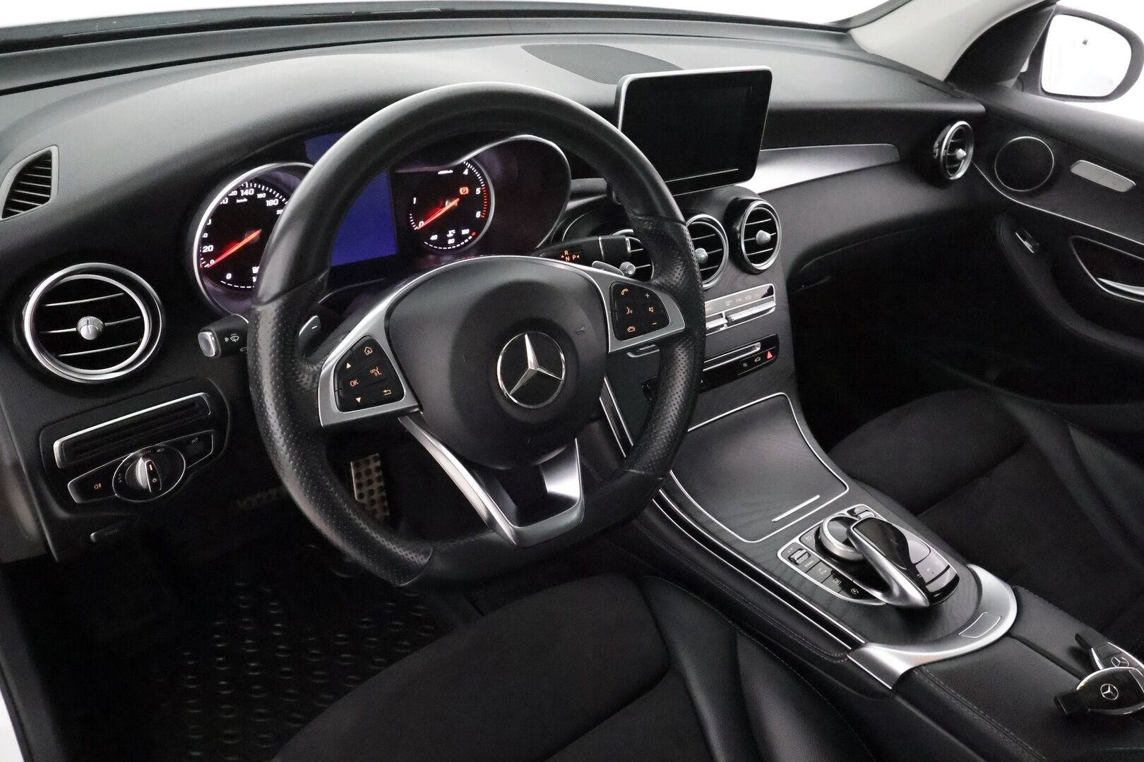 Mercedes-Benz GLC 2018 220 d 4Matic A Premium Business **AMG-sisäpaketti / ILS LED / Sporttipenkit / Navi / Katveavustin / P.tutkat**