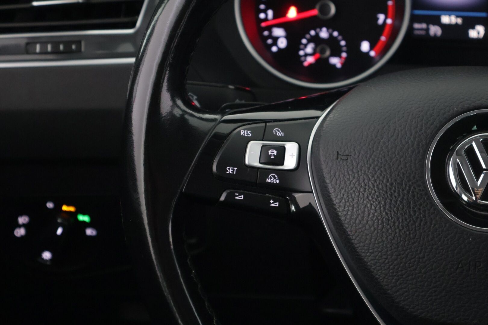 Volkswagen Tiguan 2017 Comfortline 1,4 TSI 4MOTION DSG - Adapt. Vakkari / Webasto / Siisti Väri / Juuri huollettu