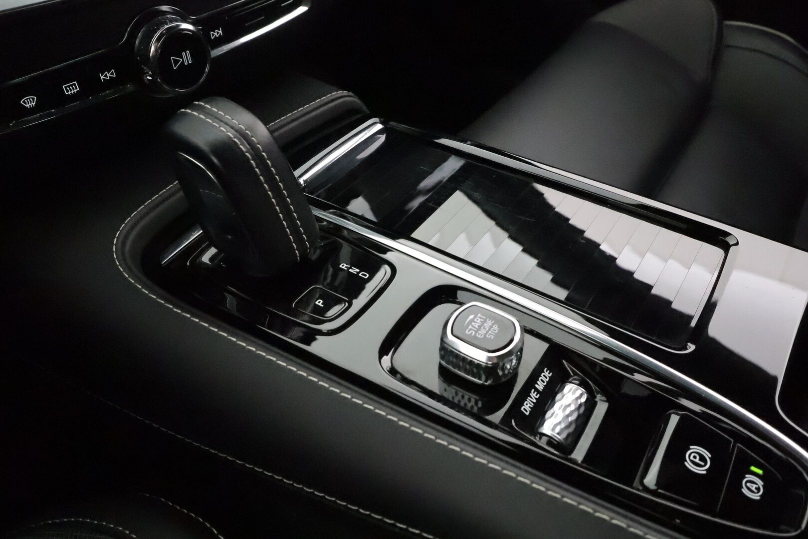 Volvo V60 2021 T6 TwE AWD Business R-Design aut **Adapt.vakkari / Muistipenkki / P.kamera / KeylessGo / BLIS / Webasto** - 3,99 % KORKOTARJOUS TÄHÄN AUTOON - 1.Om Suomi-auto / Merkkihuollettu / Kahdet renkaat aluvanteilla / Penkinlämmittimet takana / Sporttipenkit 