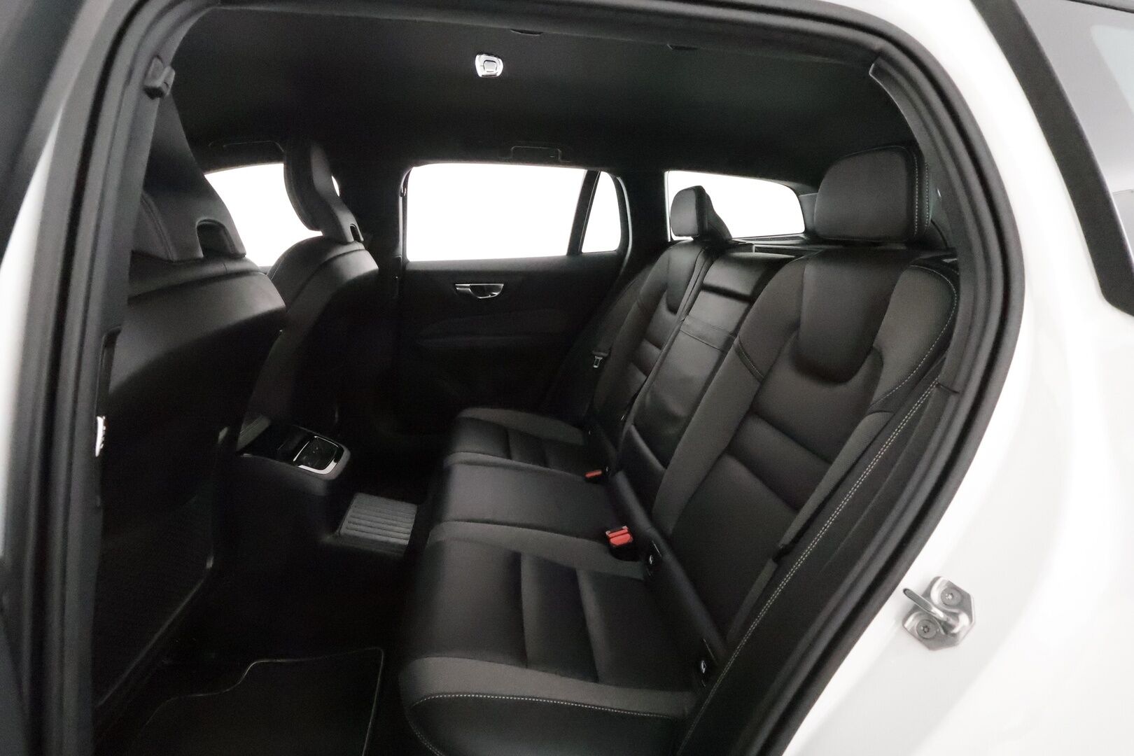 Volvo V60 2021 T6 TwE AWD Business R-Design aut **Adapt.vakkari / Muistipenkki / P.kamera / KeylessGo / BLIS / Webasto** - 3,99 % KORKOTARJOUS TÄHÄN AUTOON - 1.Om Suomi-auto / Merkkihuollettu / Kahdet renkaat aluvanteilla / Penkinlämmittimet takana / Sporttipenkit 