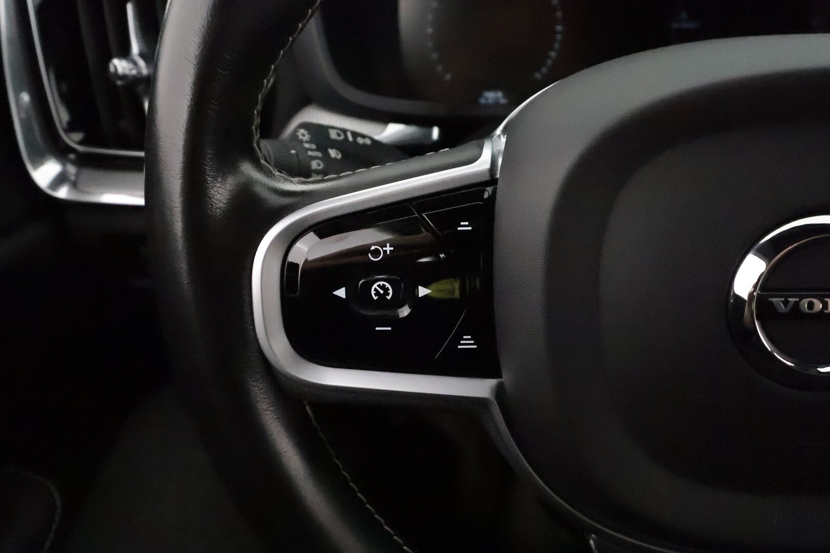 Volvo V60 2021 T6 TwE AWD Business R-Design aut **Adapt.vakkari / Muistipenkki / P.kamera / KeylessGo / BLIS / Webasto** - 3,99 % KORKOTARJOUS TÄHÄN AUTOON - 1.Om Suomi-auto / Merkkihuollettu / Kahdet renkaat aluvanteilla / Penkinlämmittimet takana / Sporttipenkit 