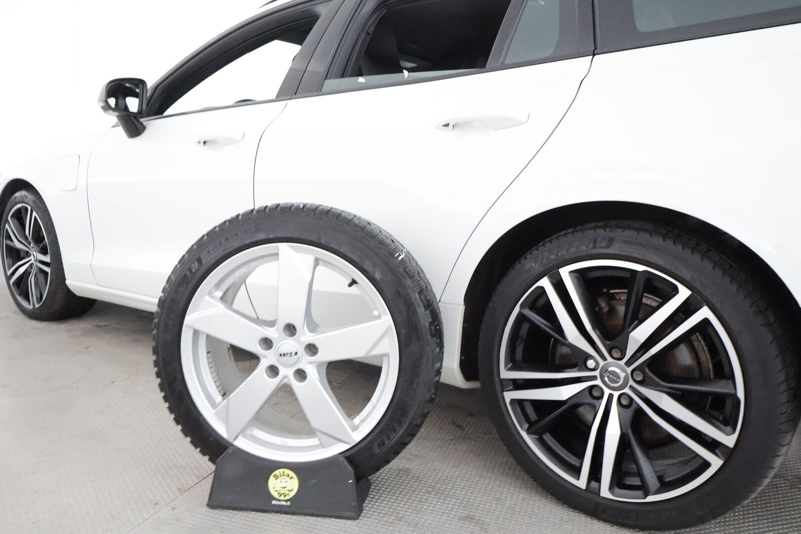 Volvo V60 2021 T6 TwE AWD Business R-Design aut **Adapt.vakkari / Muistipenkki / P.kamera / KeylessGo / BLIS / Webasto** - 3,99 % KORKOTARJOUS TÄHÄN AUTOON - 1.Om Suomi-auto / Merkkihuollettu / Kahdet renkaat aluvanteilla / Penkinlämmittimet takana / Sporttipenkit 