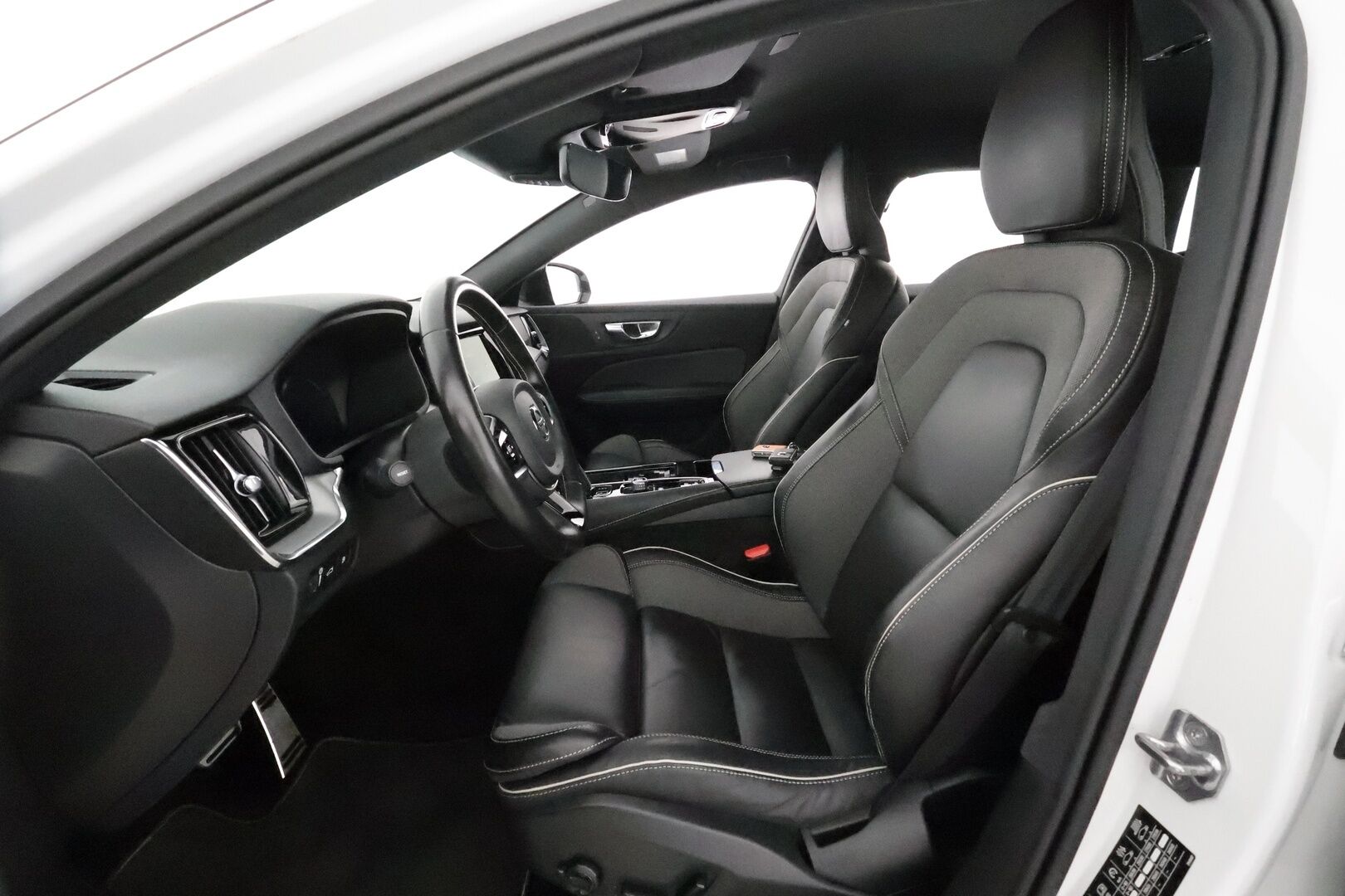 Volvo V60 2021 T6 TwE AWD Business R-Design aut **Adapt.vakkari / Muistipenkki / P.kamera / KeylessGo / BLIS / Webasto** - 3,99 % KORKOTARJOUS TÄHÄN AUTOON - 1.Om Suomi-auto / Merkkihuollettu / Kahdet renkaat aluvanteilla / Penkinlämmittimet takana / Sporttipenkit 