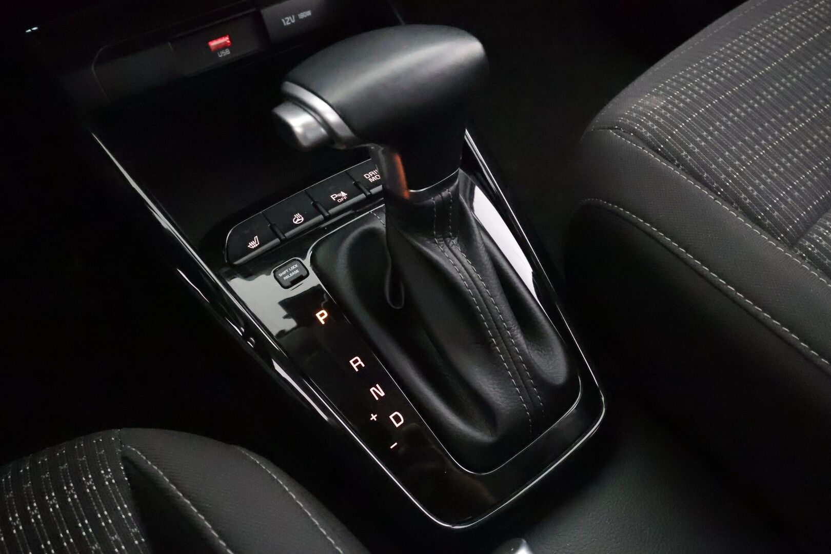 Kia Stonic 2021 1,0 T-GDI 100hv EX DCT - | Vakkari | Lane-assist | P.kamera | Lämm. ratti | Apple & Android | Aut. ilmastointi | 2x renkaat aluin | Suomiauto | 