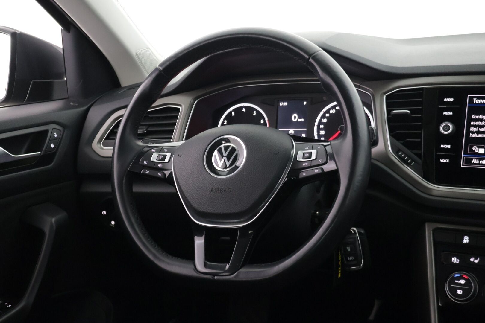 Volkswagen T-Roc 2020 Style 1,5 TSI EVO 110 kW DSG-automaatti ** Webasto / Adapt.vak / Koukku / LaneAssist / LED / AppConnect / Ratinlämmitys* - 2-omisteinen Suomi-auto / hyvin varusteltu! - HULLUT VÄLIPÄIVÄT KORKOTARJOUS 2,49%