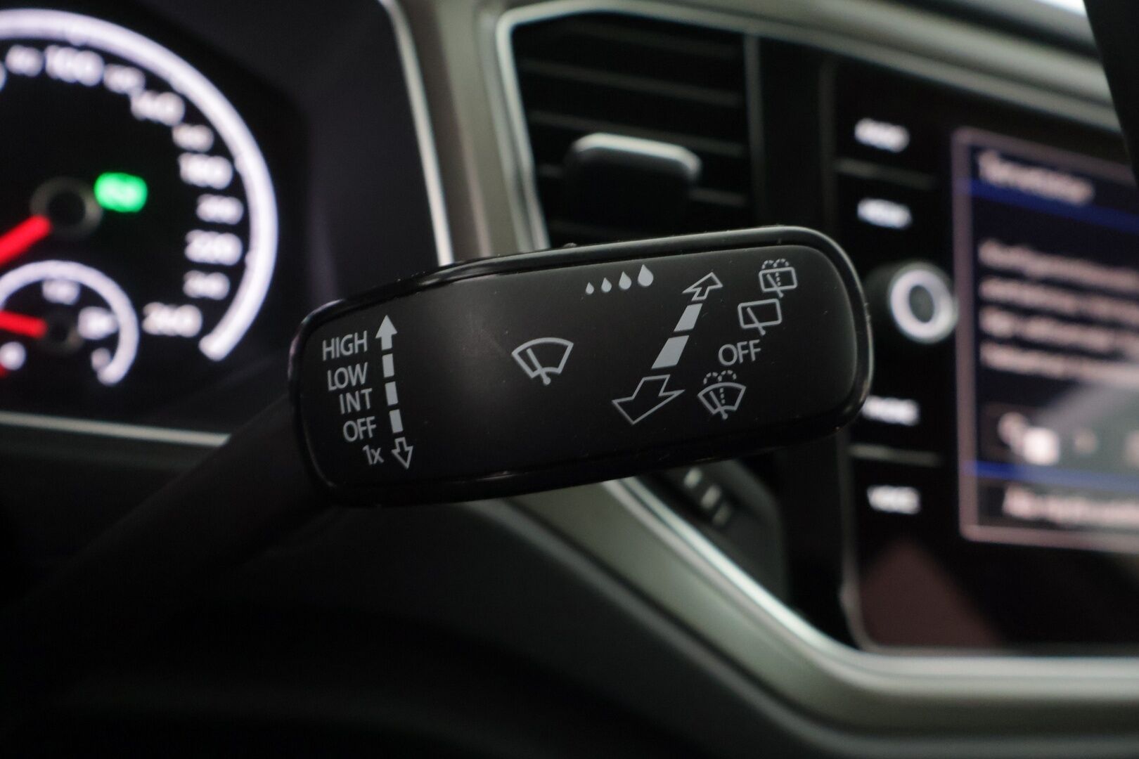 Volkswagen T-Roc 2020 Style 1,5 TSI EVO 110 kW DSG-automaatti ** Webasto / Adapt.vak / Koukku / LaneAssist / LED / AppConnect / Ratinlämmitys* - 2-omisteinen Suomi-auto / hyvin varusteltu! - HULLUT VÄLIPÄIVÄT KORKOTARJOUS 2,49%