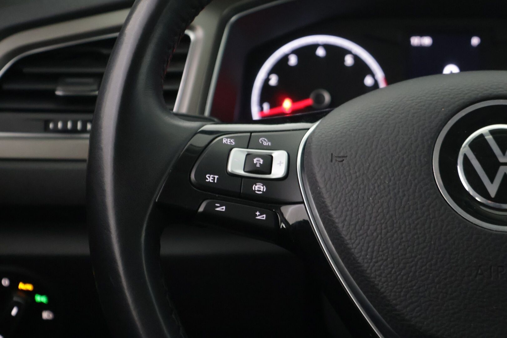 Volkswagen T-Roc 2020 Style 1,5 TSI EVO 110 kW DSG-automaatti ** Webasto / Adapt.vak / Koukku / LaneAssist / LED / AppConnect / Ratinlämmitys* - 2-omisteinen Suomi-auto / hyvin varusteltu! - HULLUT VÄLIPÄIVÄT KORKOTARJOUS 2,49%