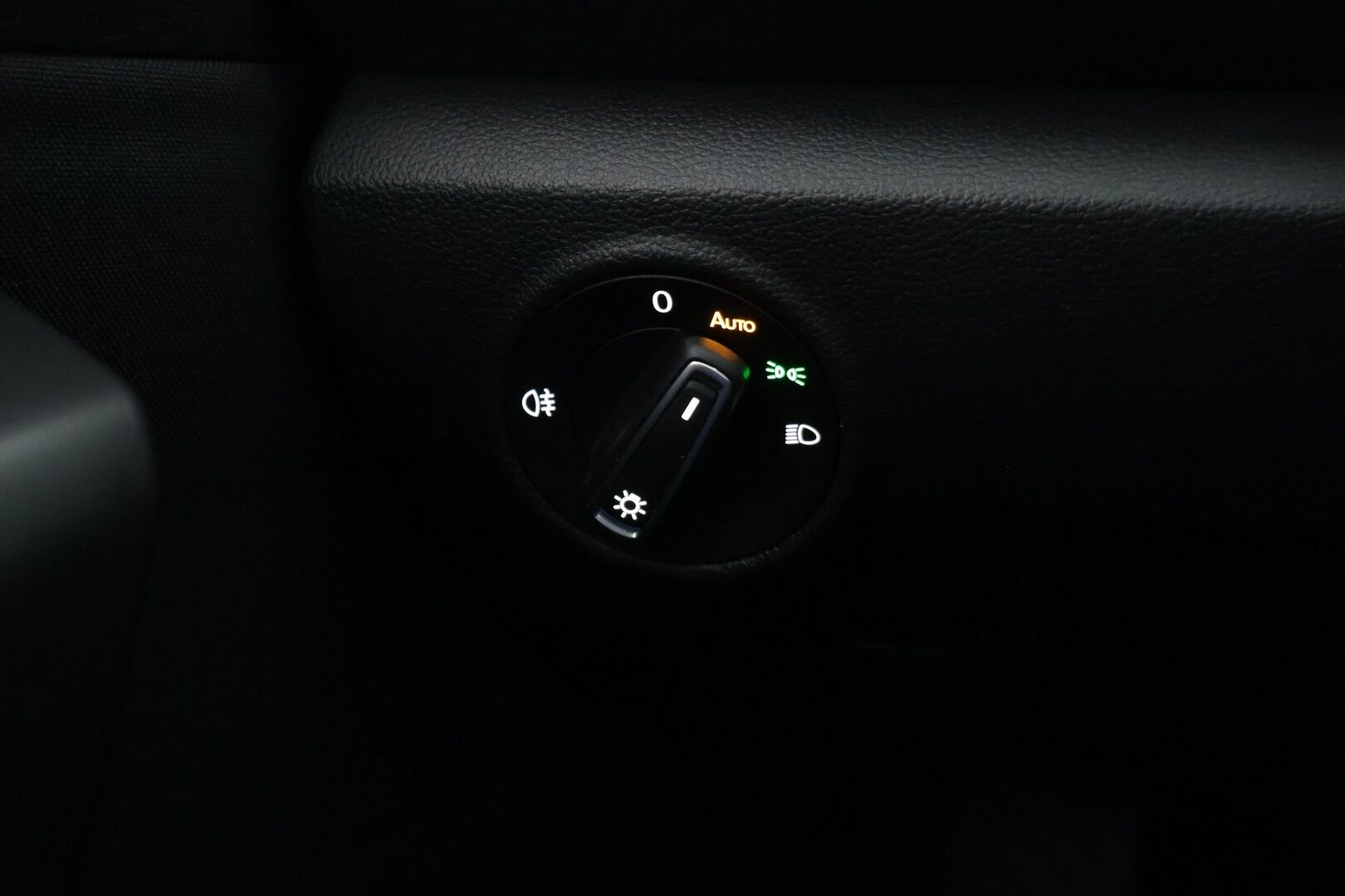 Volkswagen T-Roc 2020 Style 1,5 TSI EVO 110 kW DSG-automaatti ** Webasto / Adapt.vak / Koukku / LaneAssist / LED / AppConnect / Ratinlämmitys* - 2-omisteinen Suomi-auto / hyvin varusteltu! - HULLUT VÄLIPÄIVÄT KORKOTARJOUS 2,49%