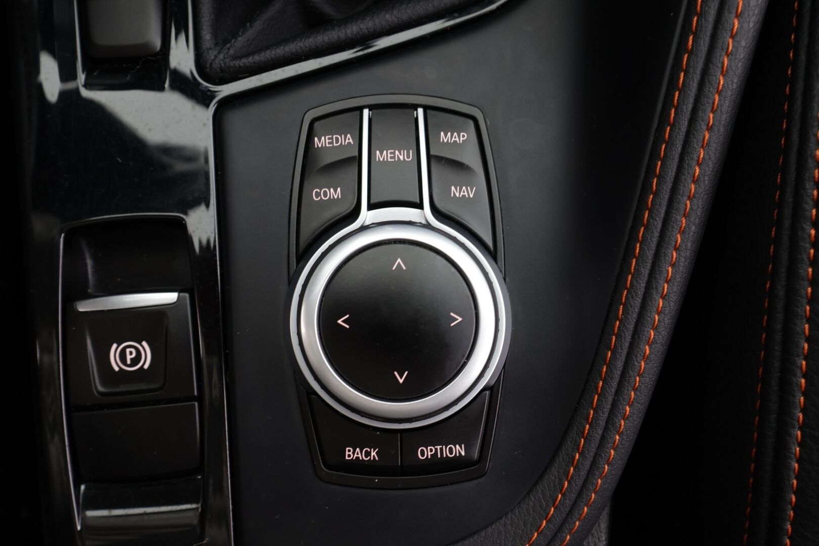 BMW X1 2021 F48 xDrive25e A Charged Edition Sport * LED / P.Kamera / Sportpenkit / HUD / Koukku / Navi / Vakkari * - 1-om Suomi-auto / Akku kuntotarkastettu SoH 88,6% / 2x Latauskaapelit / Kahdet renkaat / Merkkihuollettu!