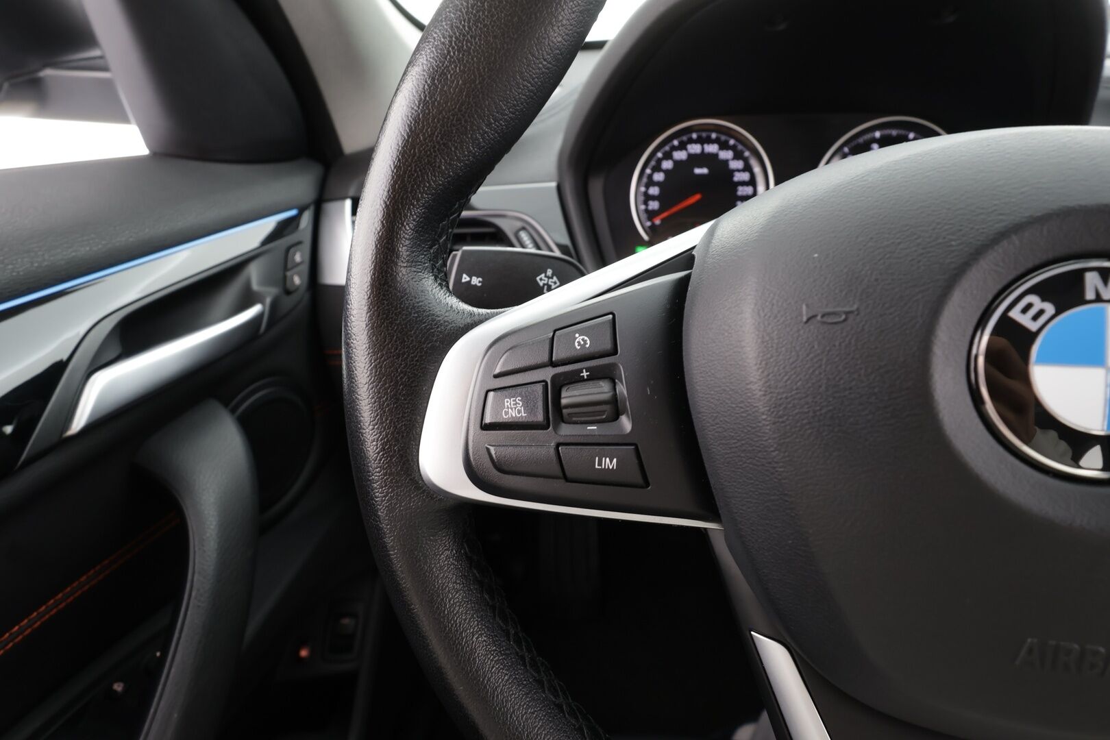 BMW X1 2021 F48 xDrive25e A Charged Edition Sport * LED / P.Kamera / Sportpenkit / HUD / Koukku / Navi / Vakkari * - 1-om Suomi-auto / Akku kuntotarkastettu SoH 88,6% / 2x Latauskaapelit / Kahdet renkaat / Merkkihuollettu!