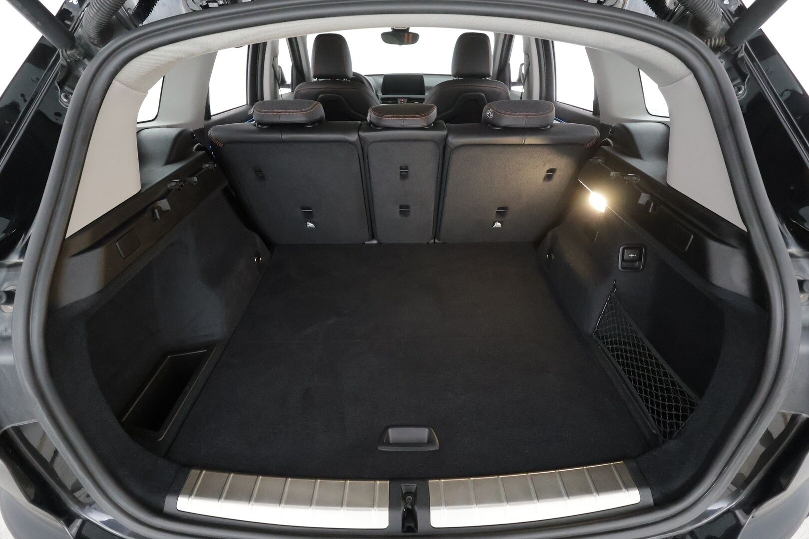 BMW X1 2021 F48 xDrive25e A Charged Edition Sport * LED / P.Kamera / Sportpenkit / HUD / Koukku / Navi / Vakkari * - 1-om Suomi-auto / Akku kuntotarkastettu SoH 88,6% / 2x Latauskaapelit / Kahdet renkaat / Merkkihuollettu!