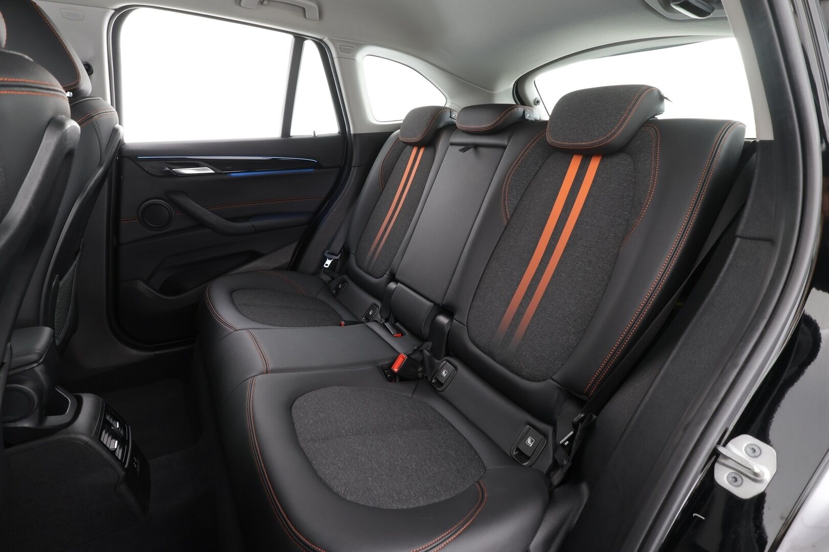 BMW X1 2021 F48 xDrive25e A Charged Edition Sport * LED / P.Kamera / Sportpenkit / HUD / Koukku / Navi / Vakkari * - 1-om Suomi-auto / Akku kuntotarkastettu SoH 88,6% / 2x Latauskaapelit / Kahdet renkaat / Merkkihuollettu!