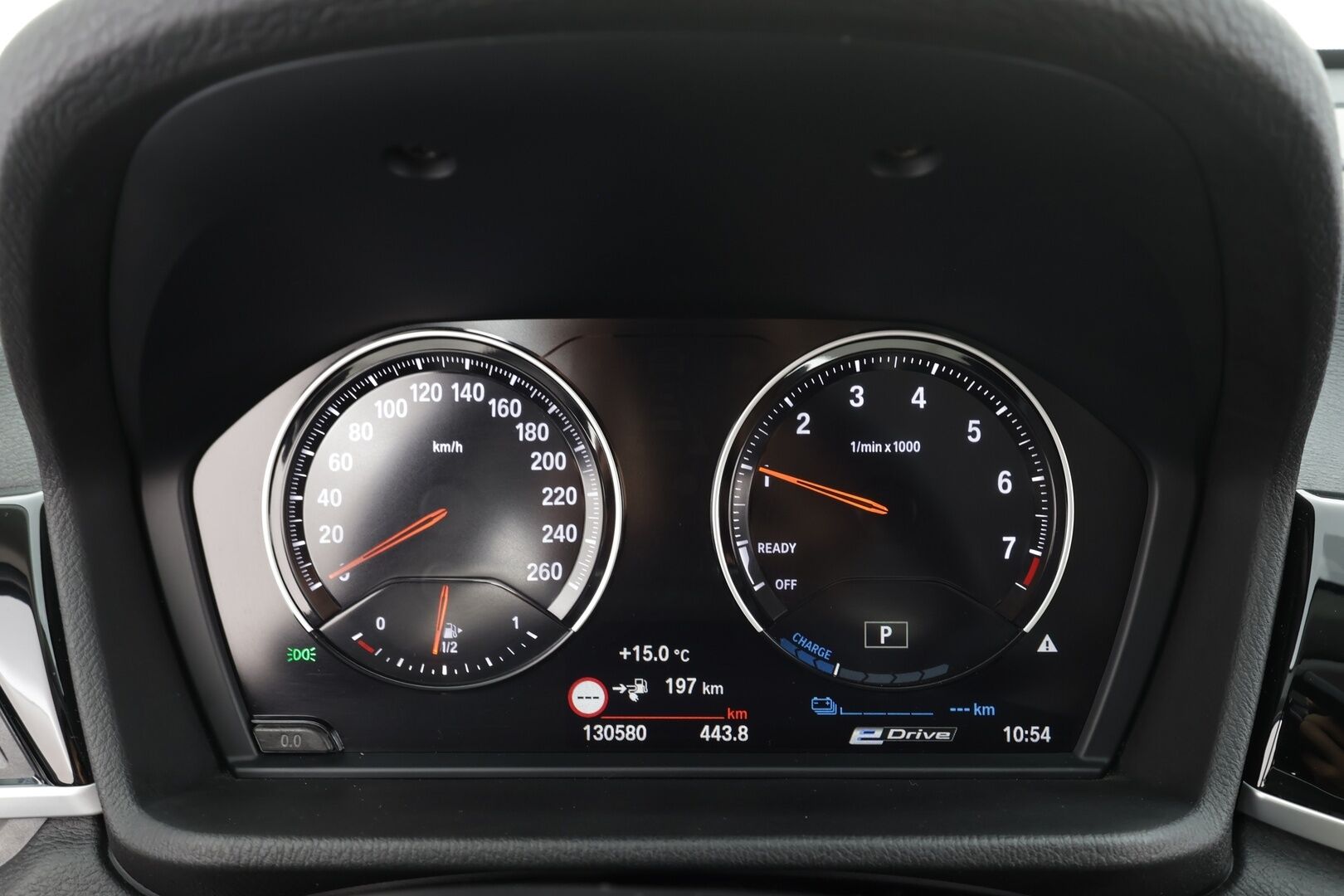 BMW X1 2021 F48 xDrive25e A Charged Edition Sport * LED / P.Kamera / Sportpenkit / HUD / Koukku / Navi / Vakkari * - 1-om Suomi-auto / Akku kuntotarkastettu SoH 88,6% / 2x Latauskaapelit / Kahdet renkaat / Merkkihuollettu!