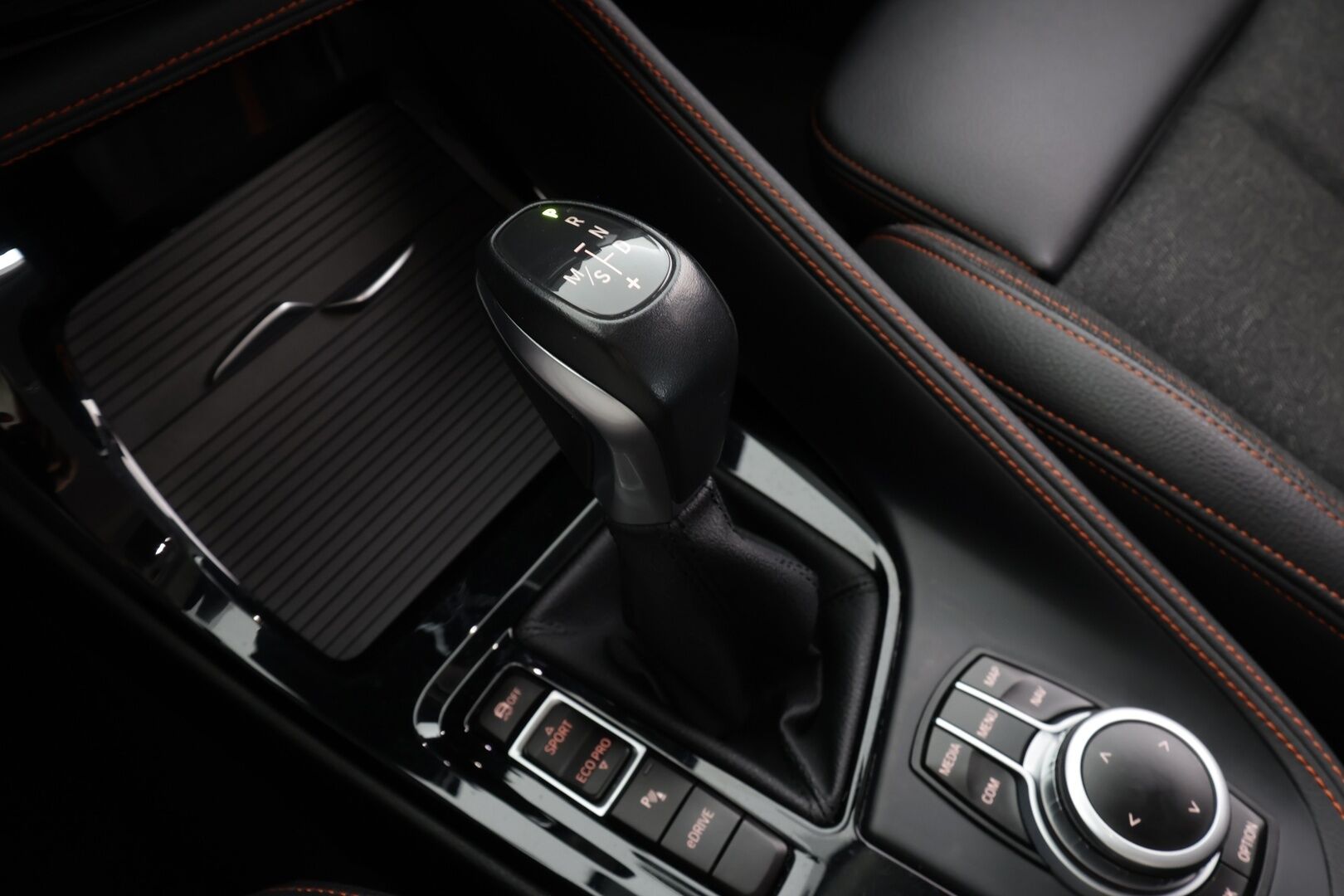 BMW X1 2021 F48 xDrive25e A Charged Edition Sport * LED / P.Kamera / Sportpenkit / HUD / Koukku / Navi / Vakkari * - 1-om Suomi-auto / Akku kuntotarkastettu SoH 88,6% / 2x Latauskaapelit / Kahdet renkaat / Merkkihuollettu!