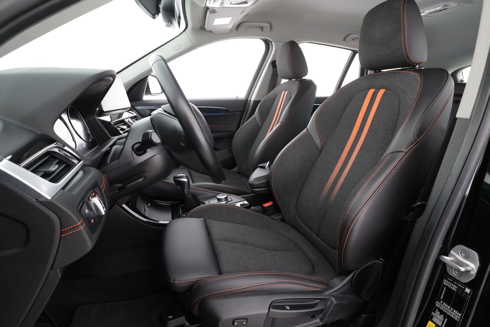 BMW X1 2021 F48 xDrive25e A Charged Edition Sport * LED / P.Kamera / Sportpenkit / HUD / Koukku / Navi / Vakkari * - 1-om Suomi-auto / Akku kuntotarkastettu SoH 88,6% / 2x Latauskaapelit / Kahdet renkaat / Merkkihuollettu!