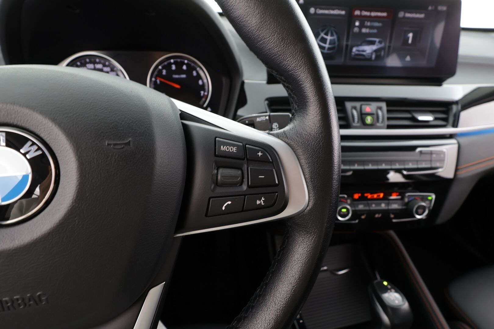 BMW X1 2021 F48 xDrive25e A Charged Edition Sport * LED / P.Kamera / Sportpenkit / HUD / Koukku / Navi / Vakkari * - 1-om Suomi-auto / Akku kuntotarkastettu SoH 88,6% / 2x Latauskaapelit / Kahdet renkaat / Merkkihuollettu!