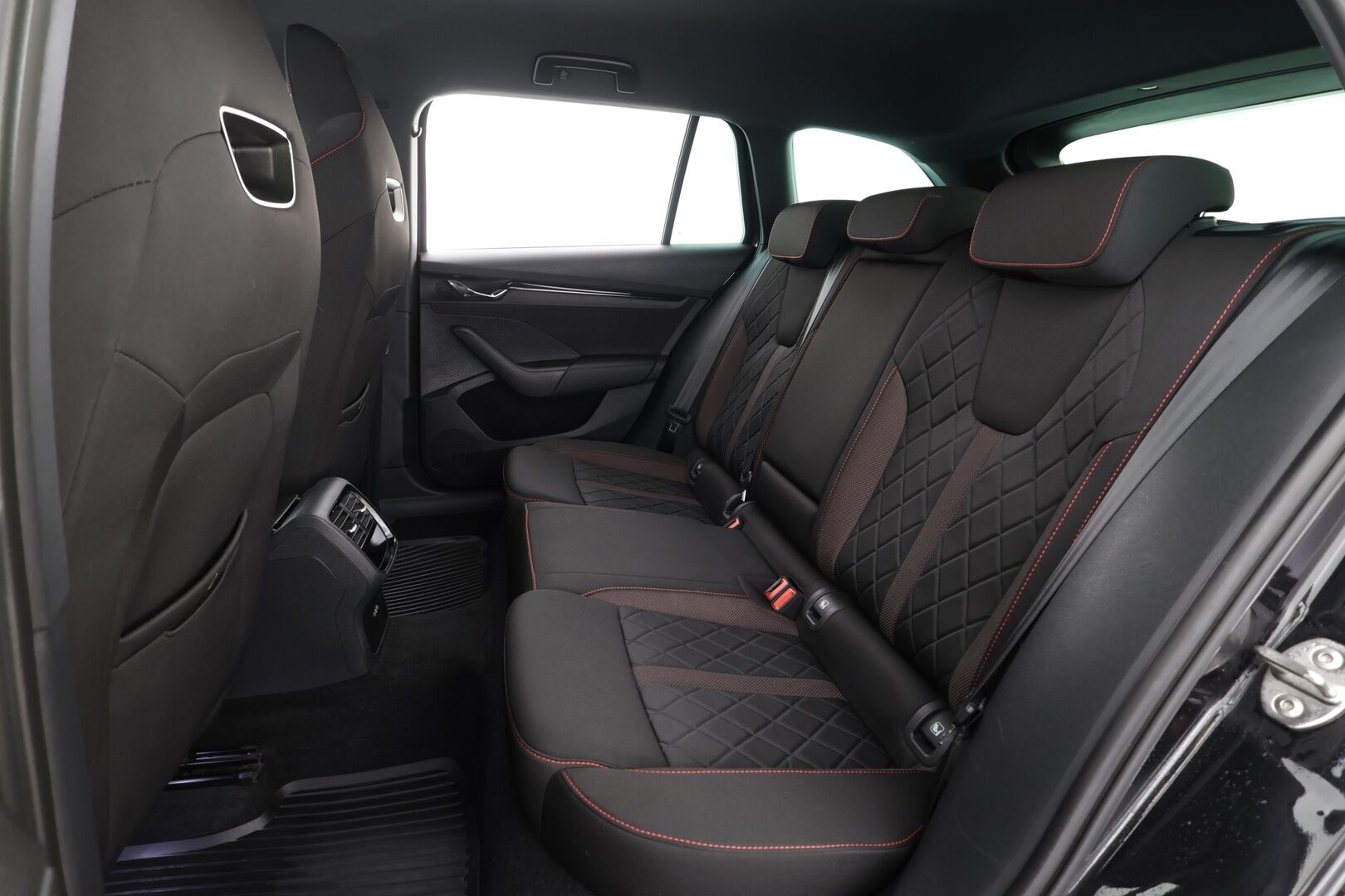 Skoda Octavia 2021 Combi 1,4 TSI PHEV RS iV DSG * ACC / Webasto / Matrix-LED / P.Kamera / Canton / Keyless / Apple&Andoird * - 1.Om Suomi-auto / Merkkihuollettu / Kahdet renkaat