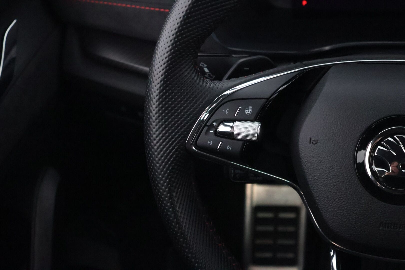 Skoda Octavia 2020 Combi 1,4 TSI PHEV RS iV DSG Autom. - Suomiauto / Webasto / Adapt.Vakkari / HUD / Peruutuskamera / Matrix LED / Nahka-Alcantara / Hieronta / Supervarusteet!
