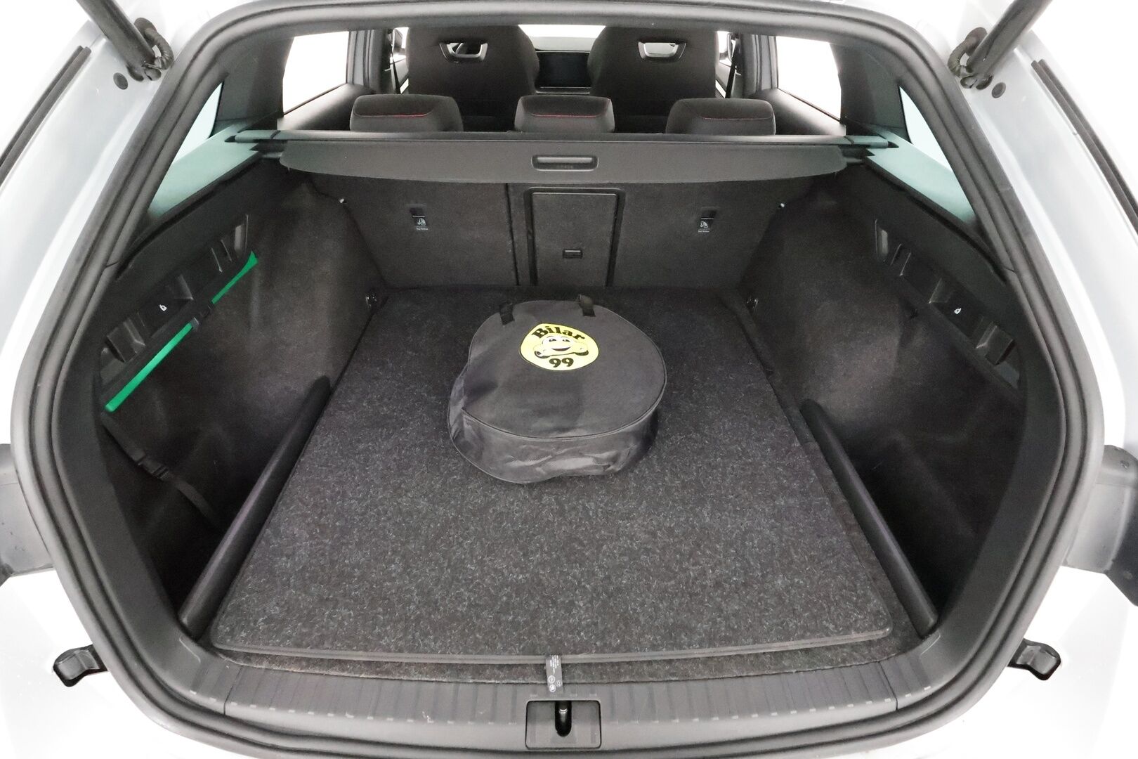 Skoda Octavia 2021 Combi 1,4 TSI PHEV RS iV DSG * Webasto / Koukku / ACC / Matrix-LED / P.kamera / Muistipenkit / Panorama / Canton * - Suomi-auto / 2x Latauskaapelit / Kahdet renkaat - HULLU BLACKWEEK KORKOTARJOUS 2,49%