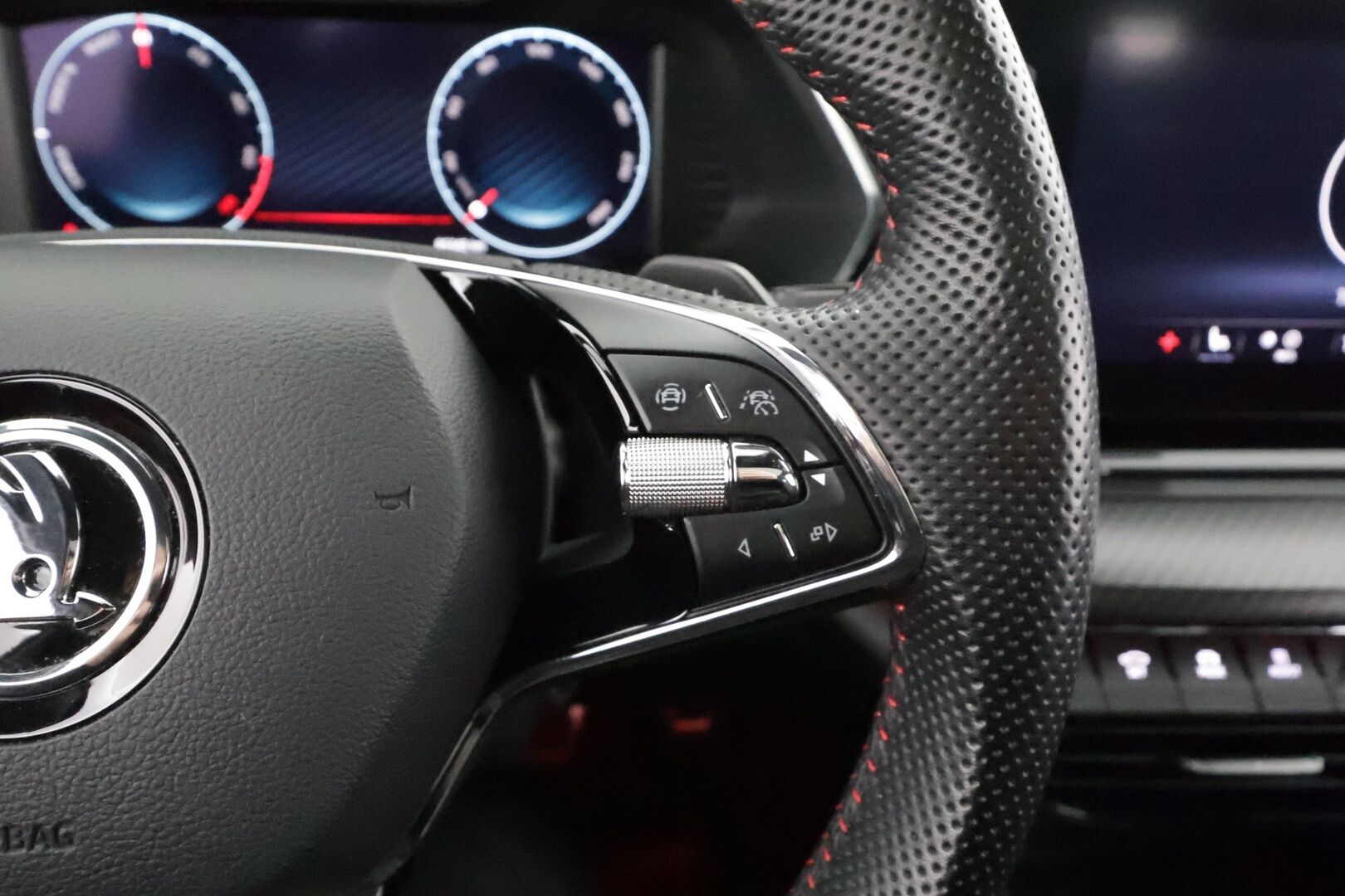 Skoda Octavia 2021 Combi 1,4 TSI PHEV RS iV DSG * Webasto / Koukku / ACC / Matrix-LED / P.kamera / Muistipenkit / Panorama / Canton * - Suomi-auto / 2x Latauskaapelit / Kahdet renkaat - HULLU BLACKWEEK KORKOTARJOUS 2,49%