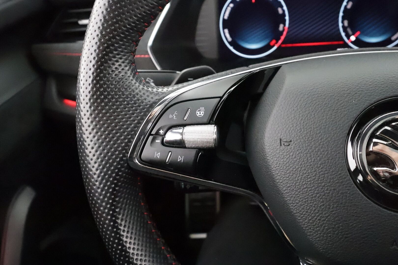 Skoda Octavia 2021 Combi 1,4 TSI PHEV RS iV DSG * Webasto / Koukku / ACC / Matrix-LED / P.kamera / Muistipenkit / Panorama / Canton * - Suomi-auto / 2x Latauskaapelit / Kahdet renkaat - HULLU BLACKWEEK KORKOTARJOUS 2,49%