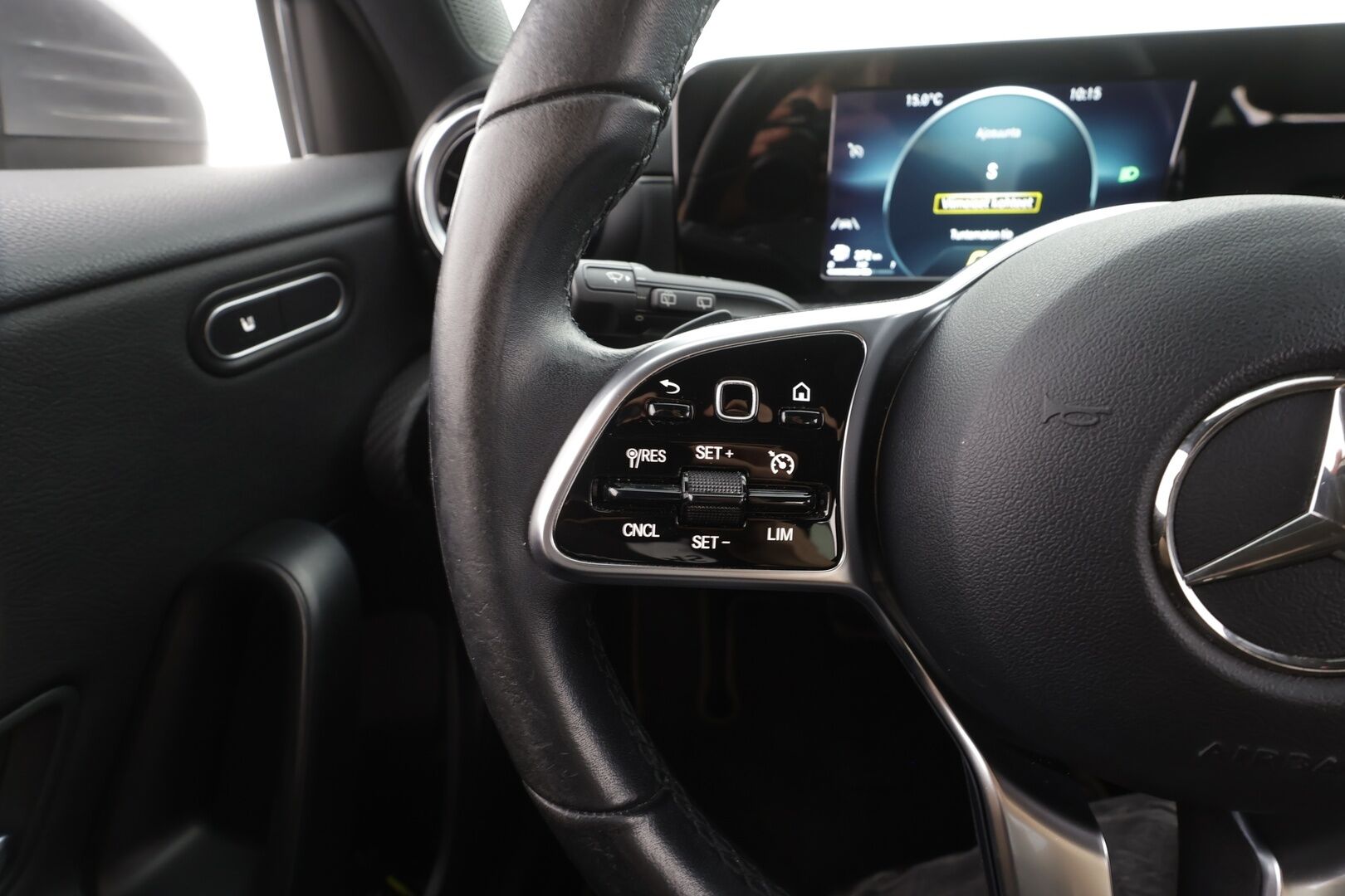 Mercedes-Benz A 2021 180 A Business Style - | Kaistavahti | P.Kamera | Lohko+Sisä | Puolinahat | Navi | LED | Digimittari | Vakkari |Suomi-auto | Kahdet renkaat aluvanteilla | Merkkihuollettu |