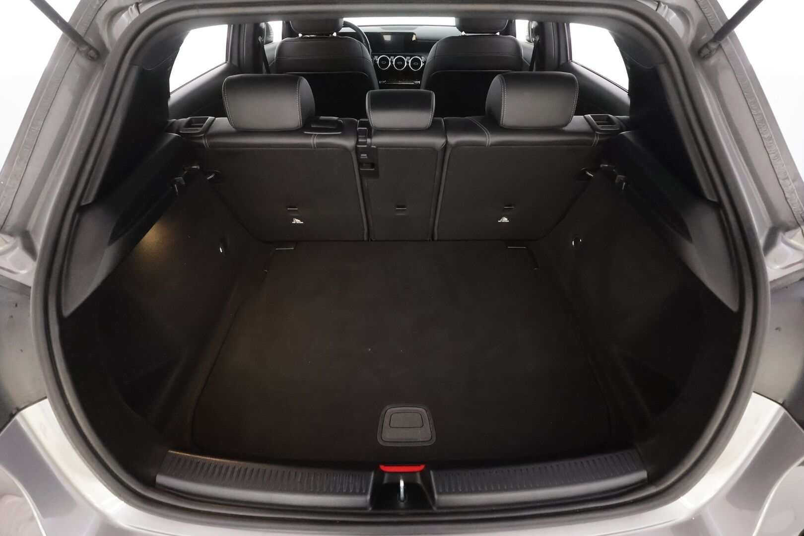Mercedes-Benz A 2021 180 A Business Style - | Kaistavahti | P.Kamera | Lohko+Sisä | Puolinahat | Navi | LED | Digimittari | Vakkari |Suomi-auto | Kahdet renkaat aluvanteilla | Merkkihuollettu |