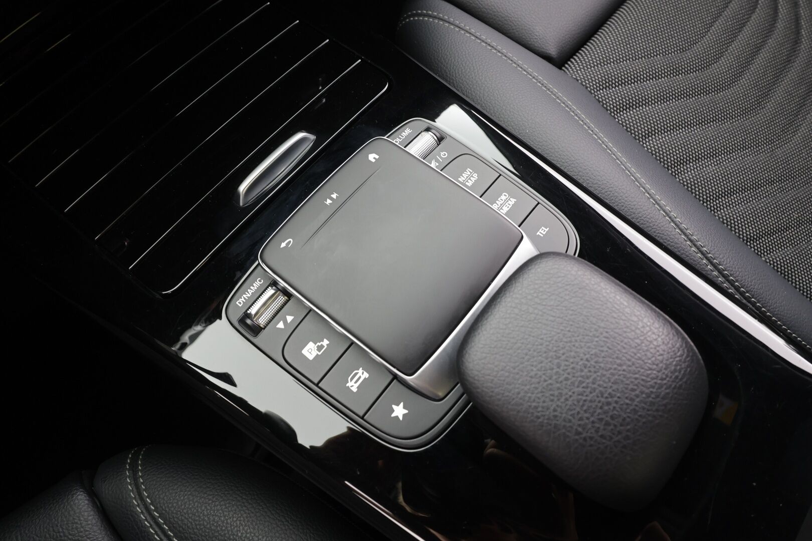 Mercedes-Benz A 2021 180 A Business Style - | Kaistavahti | P.Kamera | Lohko+Sisä | Puolinahat | Navi | LED | Digimittari | Vakkari |Suomi-auto | Kahdet renkaat aluvanteilla | Merkkihuollettu |